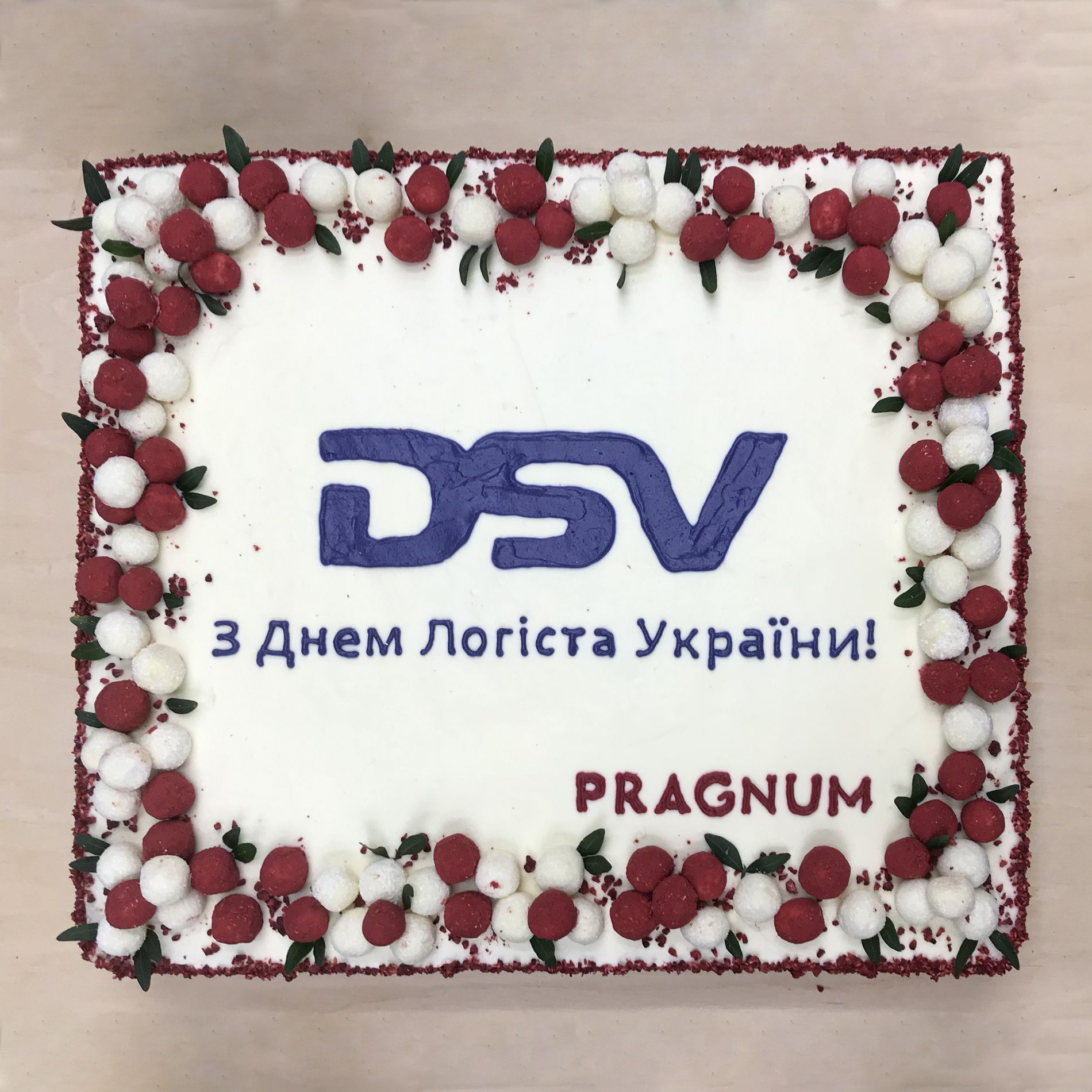 Декор торта з трюфелями та логотипом